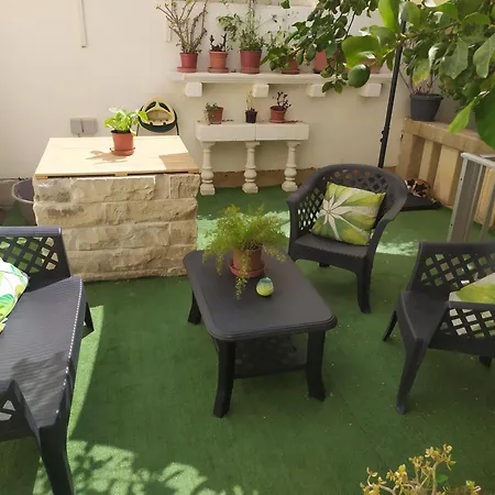 Large Duplex With 10min Walk From Malta Airport - Sleeps 7 アパート *