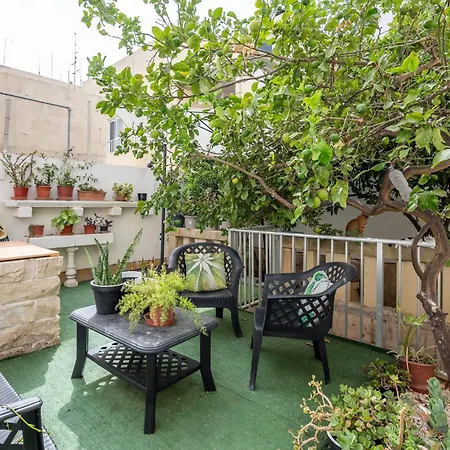 Large Duplex With 10min Walk From Malta Airport - Sleeps 7 아파트 Gudja