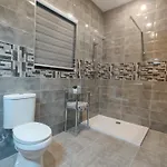 Large Duplex With 10min Walk From Malta Airport - Sleeps 7 公寓 *