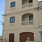 Large Duplex With 10min Walk From Malta Airport - Sleeps 7 * Gudja