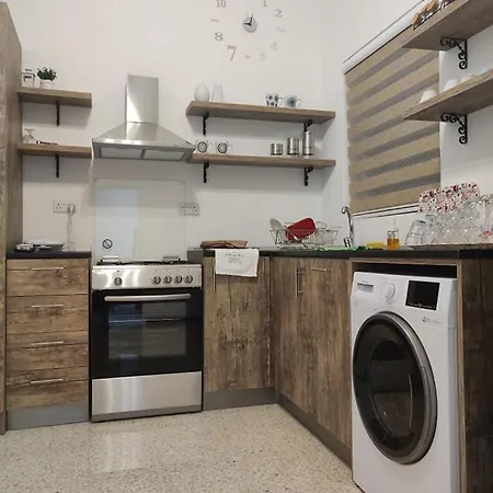 Large Duplex With 10min Walk From Malta Airport - Sleeps 7