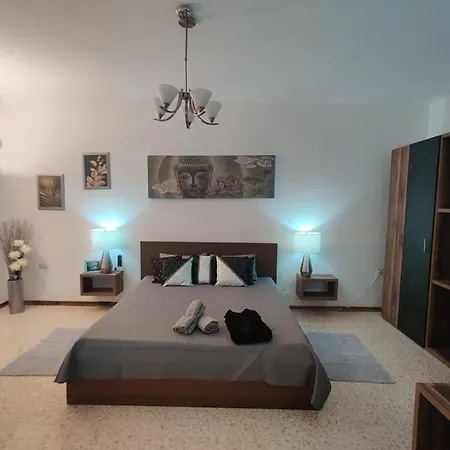 Apartment Large Duplex With 10min Walk From Malta Airport - Sleeps 7 *