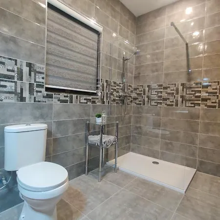 Large Duplex With 10min Walk From Malta Airport - Sleeps 7 شقة *