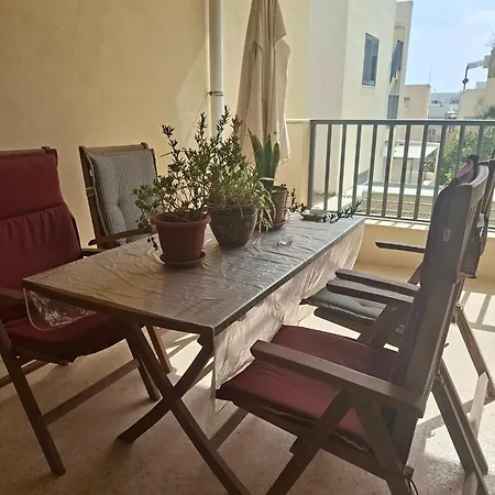Large Duplex With 10min Walk From Malta Airport - Sleeps 7 شقة Gudja