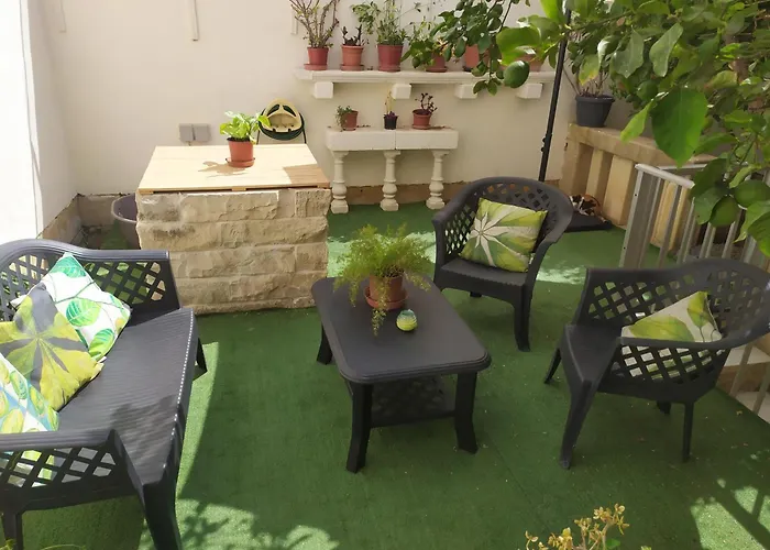 Large Duplex With 10min Walk From Malta Airport - Sleeps 7 Apartament *