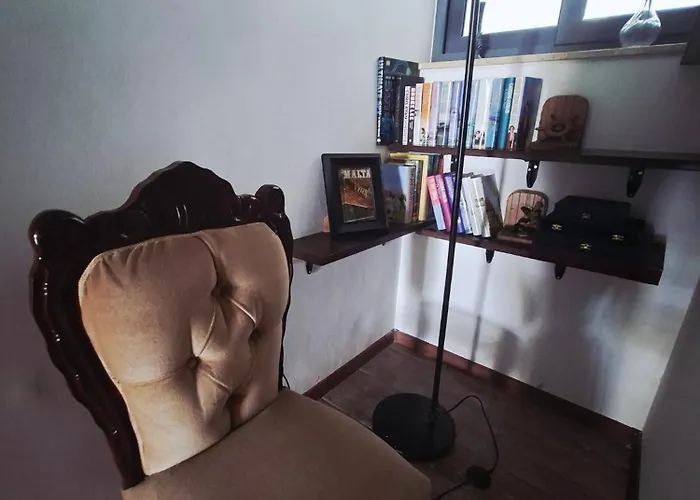 Large Duplex With 10min Walk From Malta Airport - Sleeps 7 Apartment Gudja