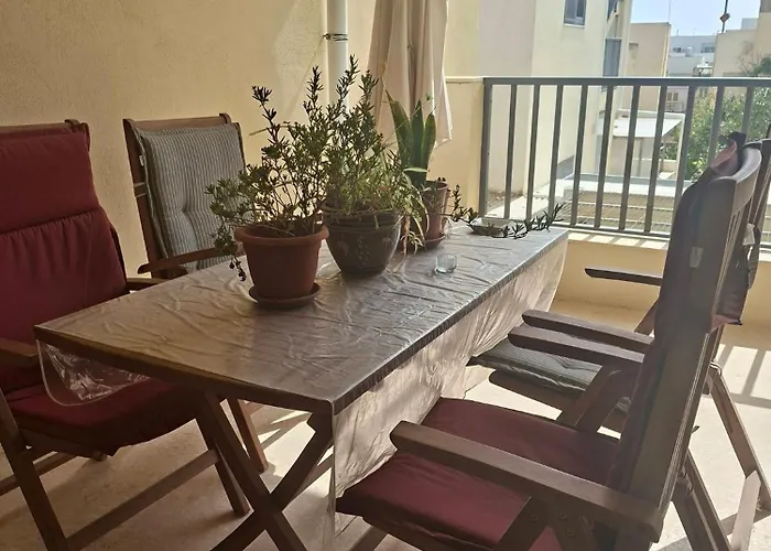 Large Duplex With 10min Walk From Malta Airport - Sleeps 7 Apartment Gudja