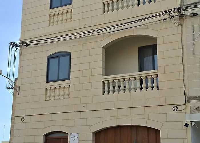 Large Duplex With 10min Walk From Malta Airport - Sleeps 7 * Gudja