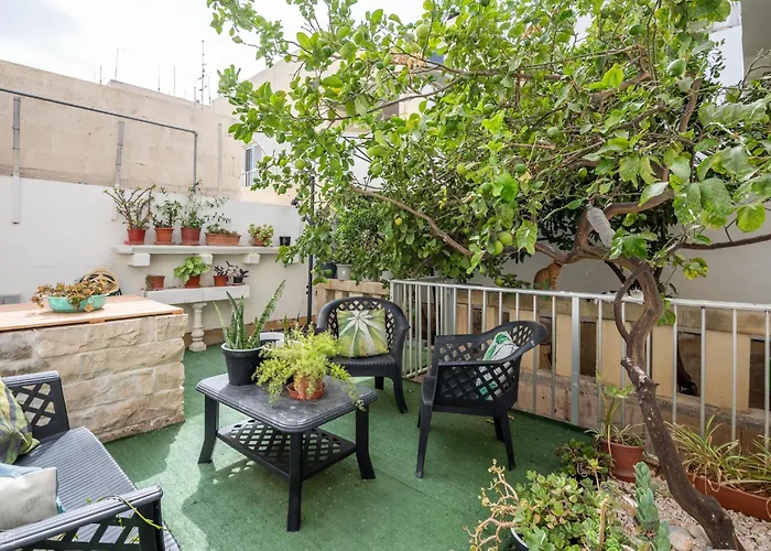 Large Duplex With 10min Walk From Malta Airport - Sleeps 7 Apartment Gudja